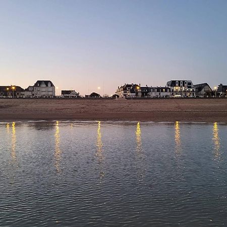 Studio Avec Terrasse, Parking Prive Et Acces Direct A La Plage - Fr-1-465-86 Merville-Franceville-Plage Exterior foto
